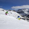 Skifahren mit atemberaubendem Ausblick und perfekten Schneebedingungen.