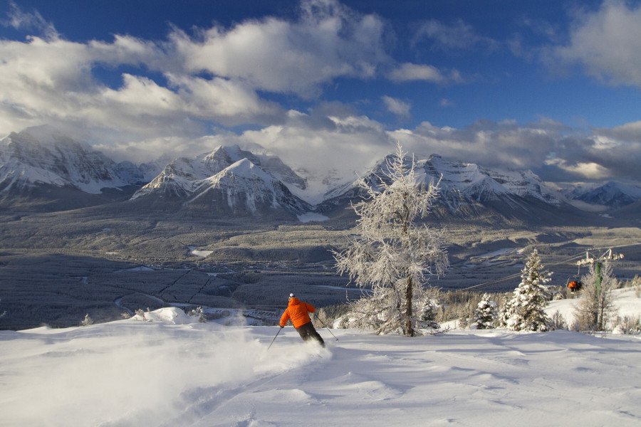 Der einzigartige Blick auf die Rocky Mountains verzaubert jeden Skifahrer.