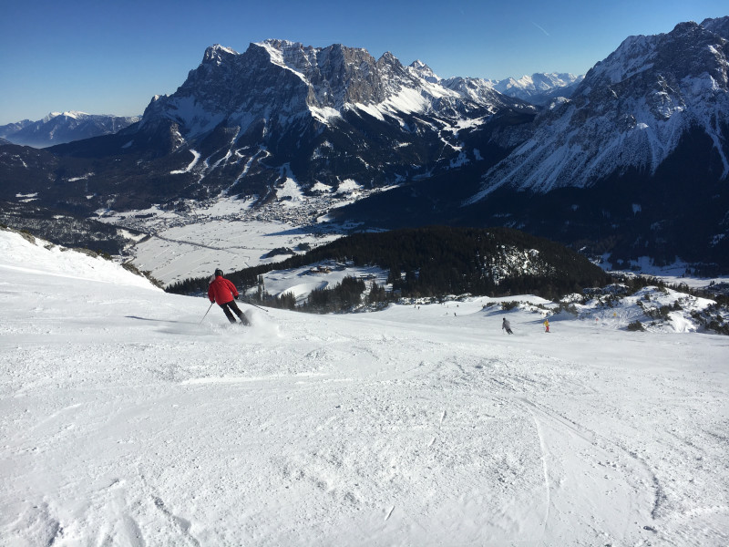 Breite Abfahrten mit traumhaftem Blick auf das Zugspitzmassiv erwarten Wintersportler am Grubigstein.