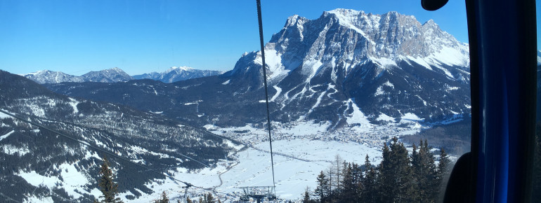 Bereits bei der Gondelfahrt ins Skigebiet kann man den tollen Blick aufs Zugspitzmassiv genießen.