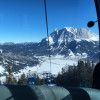 Bereits bei der Gondelfahrt ins Skigebiet kann man den tollen Blick aufs Zugspitzmassiv genießen.