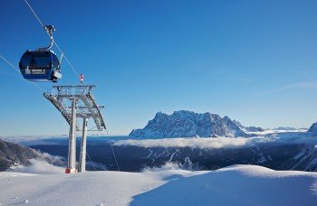 Die Grubigbahn II bringt die Wintersportler an den Fuße des Grubigsteins. Hier sieht man eine der Gondeln und die Zugspitze im Hintergrund.