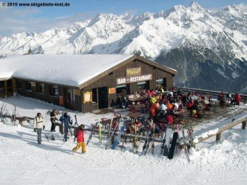 Die einzig nennenswerte Après Ski Hütte (mit Ausnahme der Talstationen) des Skigebietes findet man an der Bergstation des Sesselliftes L'Ousière!