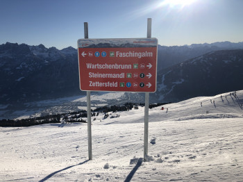 Schilder helfen im Skigebiet bei der Orientierung.