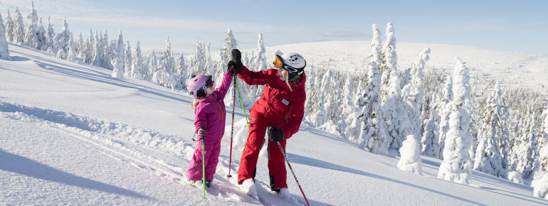 In Lindvallen sind die meisten Abfahrten grün oder rot, und die ganze Familie kann hier problemlos zusammen Ski fahren.