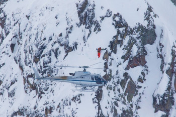 Beim Heliski erreichst du unbefahrene Neuschneepisten absteis der üblichen Freeride-Routen.