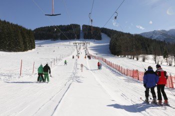 Ein Doppelschlepplift befördert Wintersportler in Lunz am See auf den 1.030 Meter hohen Maiszinken in Niederösterreich.