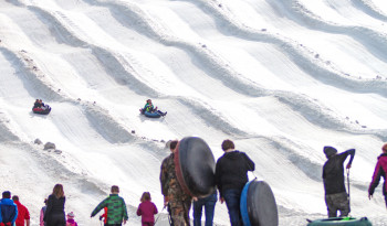 Auch Snowtubing kannst du im Skigebiet machen.
