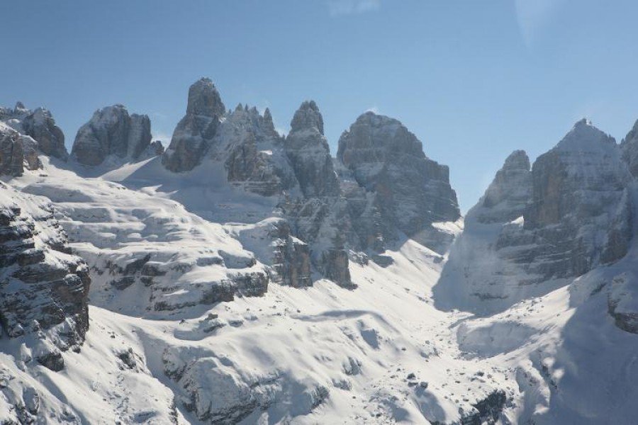 Mitten im Herz der Dolomiten liegt die Skiarena Campiglio Dolomiti di Brenta.