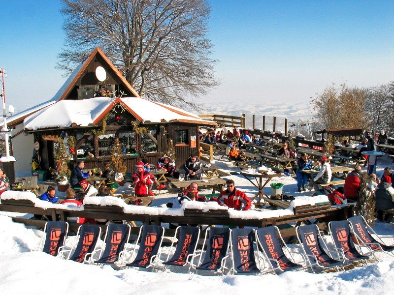 Auf der Koča Luka Hütte, die direkt am Sessellift Habakuk liegt, kann man nicht nur einkehren, hier finden auch zahlreiche Veranstaltungen statt.