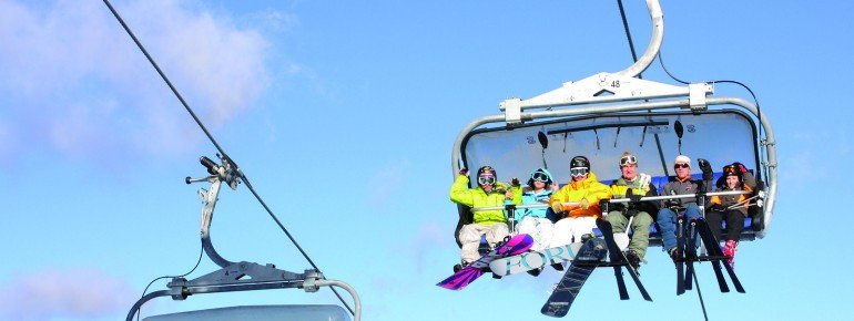 Im gesamten Skigebiet bringen fünf Sessellifte die Skifahrer und Snowboarder von Piste zu Piste.