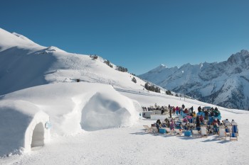 Bei der White Lounge am Ahorn laden Liegestühle zum Entspannen ein.