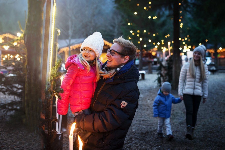 Im Advent hat jedes Wochenende der Mayrhofner Weihnachtsmarkt am Waldfestplatz geöffnet.