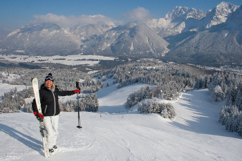 Das Skigebiet liegt eingebettet in die Bergwelt des Karwendel- und Wettersteingebirges
