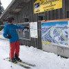 Infotafeln helfen den Skifahrern und Snowboardern an jeder Bergstation weiter.