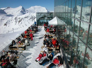 Auf der Sonnenterrasse des Restaurants Eissee kann man sich eine Pause gönnen und sich dabei am Ausblick erfreuen.