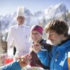 Auf der Sonnenterrasse des Erlebnisrestaurants Muttereralm gönnt man sich eine Pause und stärkt sich mit Tiroler Spezialitäten.