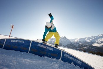 Ob bewundern zuschauen oder selbst loslegen - beides geht im Snowpark im Skigebiet Bergkastel.