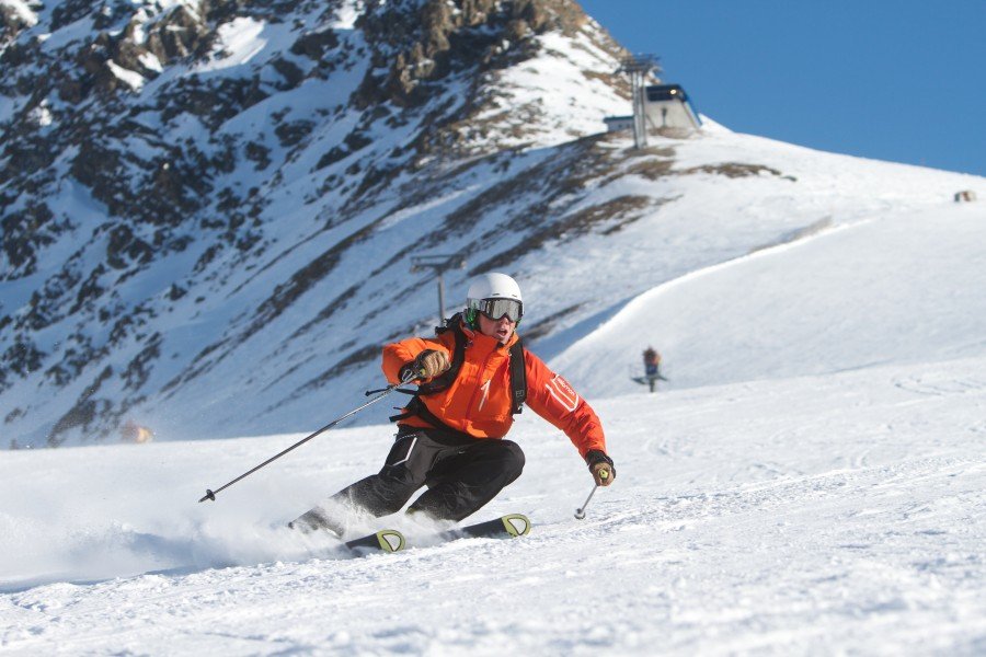 Ob Skifahrer oder Snowboarder - rasant geht es mit großen Schwüngen die gut präparierten Pisten hinunter.