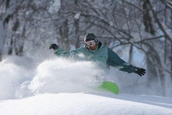 Aufgrund der großen Menge an 100 % natürlichen Pulverschnee kannst du hier bis Mai Skifahren.
