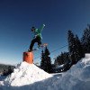 An Obstacles wie Kinked Box und Gastank können Snowboarder ihr Können unter Beweis stellen