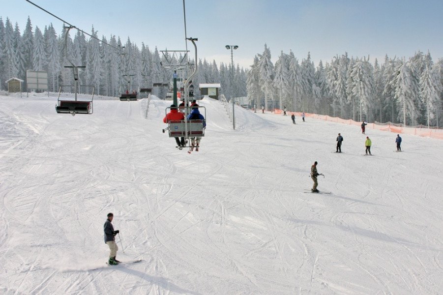 Neben einem Zauberteppich und einem Seillift werden Gäste des Skigebiets mit einem Sessellift befördert.