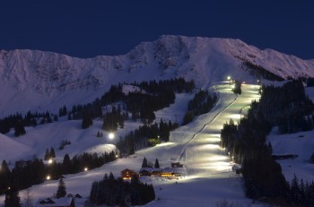 Ein Highlight im Skigebiet Oberjoch ist das Nachtskifahren unter Flutlicht.