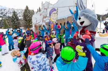 Das 20.000 Quadratmeter große Schneekinderland nahe der Iselerbahn ist ideal für die Jüngsten sowie Anfänger und Wiedereinsteiger.