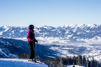 Im Skigebiet hast du eine tolle Fernsicht direkt von der Piste.