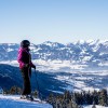 Im Skigebiet hast du eine tolle Fernsicht direkt von der Piste.