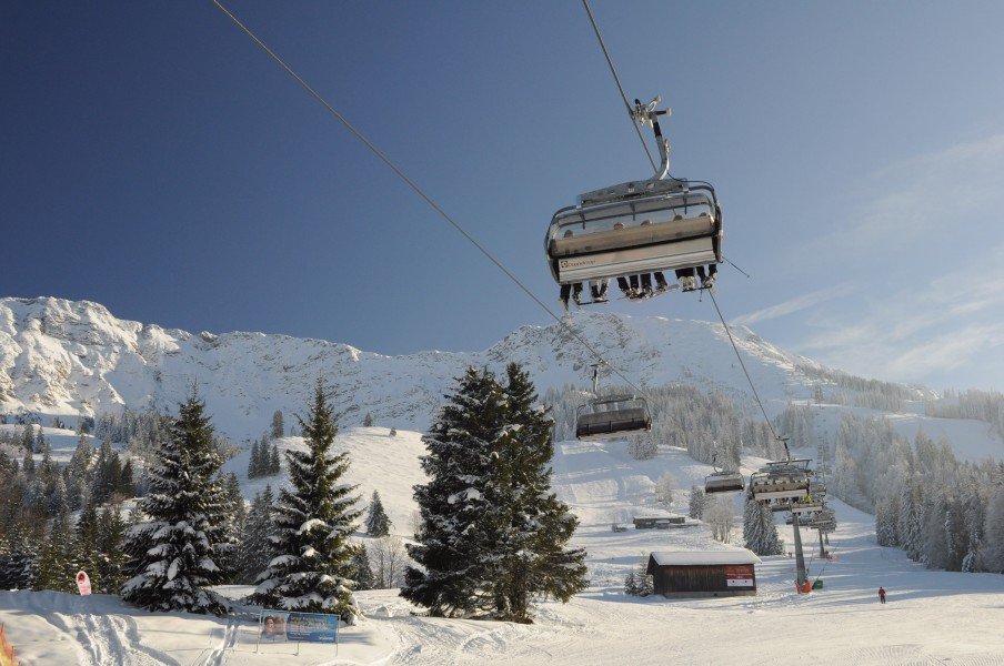 Die Iselerbahn bringt die Wintersportler zum höchsten Punkt im Skigebiet, der Bergstation auf 1559 Meter.