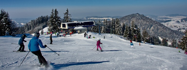 Mit seinen vielen blauen und roten Pisten ist das Skigebiet perfekt für Familien.