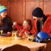 In den zahlreichen Hütten des Skigebietes stärkt man sich mit regionaler Kost.