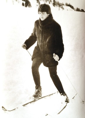 Beatle Paul McCartney versuchte sich auch selber im Skifahren. Für die Filmszenen auf Skiern wurde er aber von Einheimischen gedoubelt.