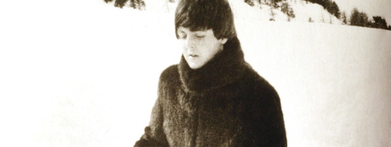 Beatle Paul McCartney versuchte sich auch selber im Skifahren. Für die Filmszenen auf Skiern wurde er aber von Einheimischen gedoubelt.