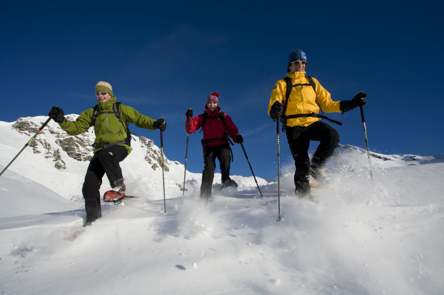 Schneeschuhwanderungen machen auch Nicht-Skifahrern Spaß.
