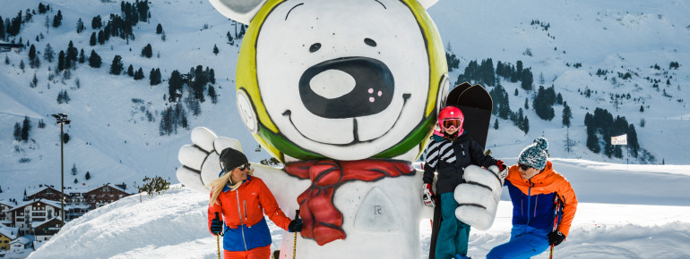 Skipass mit dem großen weißen Bären und der ganzen Familie.