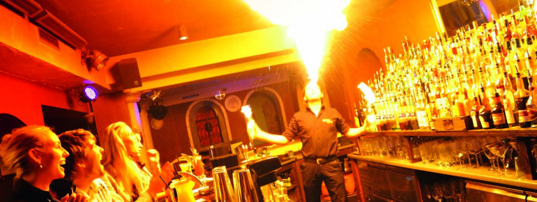 Spektakulär geht es in manchen Après-Ski-Bars in Obertauern zu.