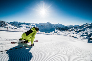 100 Kilometer Pistenspaß erwarten Skifahrer und Snowboarder in Obertauern.