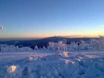 Toller Blick vom tief verschneiten Fichtelberg auf den gegenüberliegenden Keilberg, der bereits auf tschechischem Gebiet liegt.