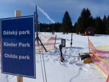 Das Kinderland im Skigebiet ist gut zu erreichen und bietet eine kleine aber feine Übungsstrecke für die Kleinen