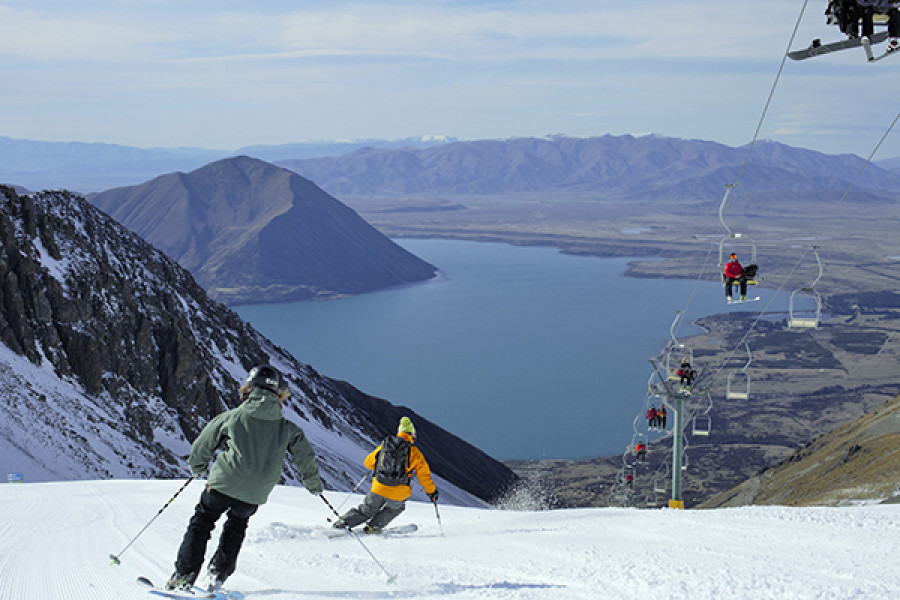 Wintersportler genießen beim Skifahren den Blick auf den Lake Ohau.