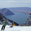 Wintersportler genießen beim Skifahren den Blick auf den Lake Ohau.