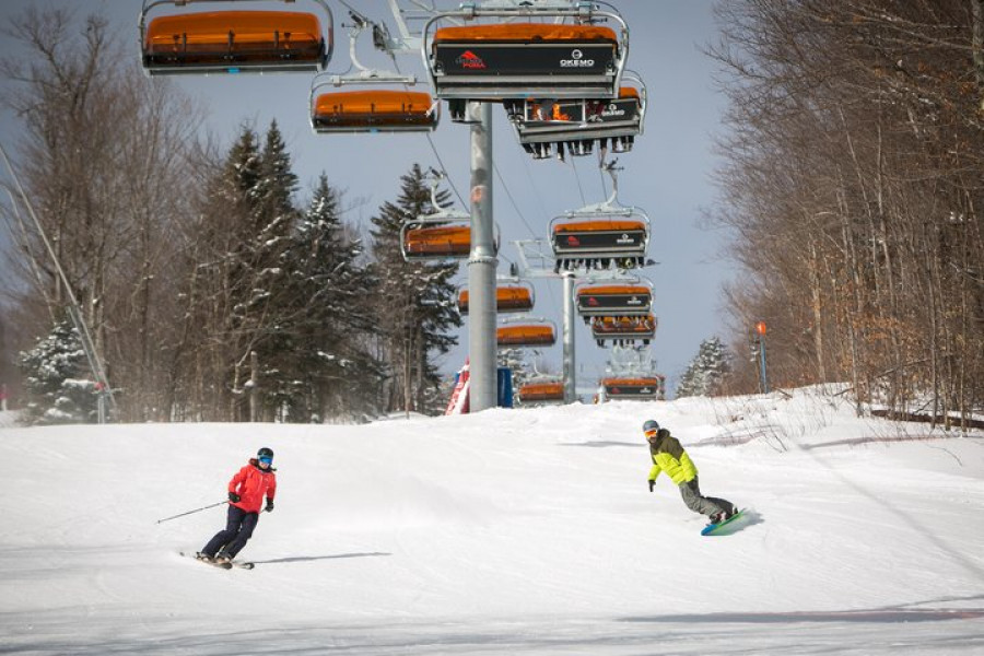 Die modernen Liftanlagen bringen Skifahrer und Snowboarder aller Könnerstufen zu geeigneten Abfahrten.