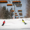 Die modernen Liftanlagen bringen Skifahrer und Snowboarder aller Könnerstufen zu geeigneten Abfahrten.