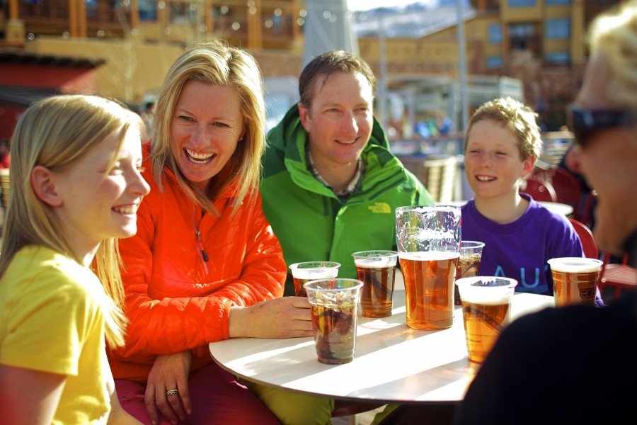 Die zahlreichen Bergrestaurants sorgen für leckere Speisen und Getränke während des Skifahrens.