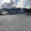 Mit Schneekanonen wird unter anderem besonders viel der große Snowpark und die Halfpipe (links im Bild) beschneit.