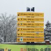 Schilder weisen den Wintersportlern den Weg.
