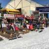 An Essensständen an der Talstation der Gondel können sich die Wintersportler stärken.