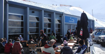 Auf der großen Sonnenterrasse können Skifahrer die legendären heißen Schokoladen genießen.